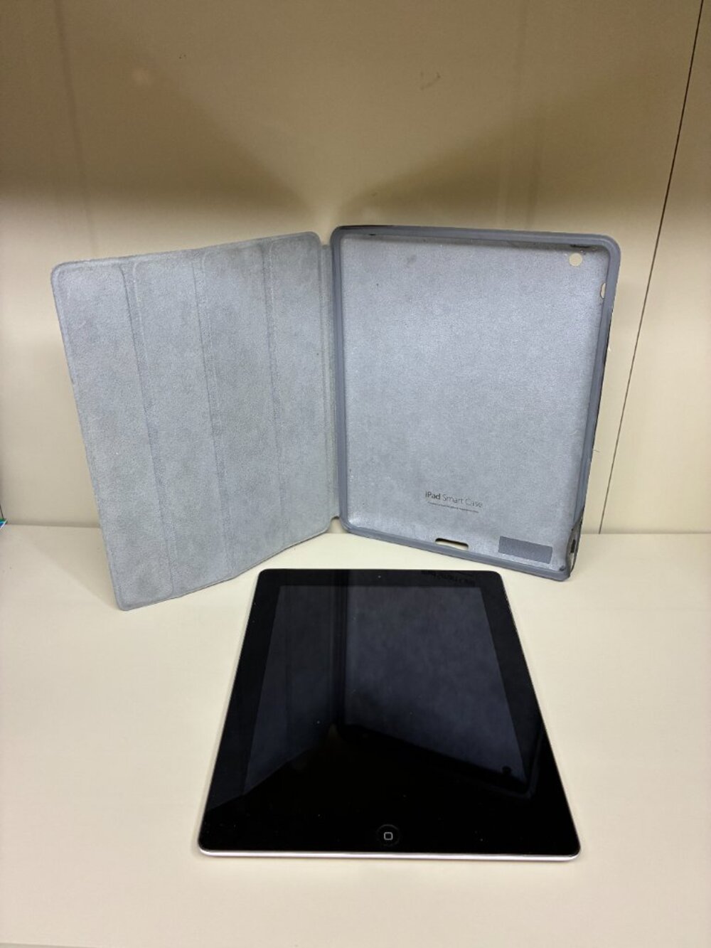 Apple iPad 2 2nd Gen A1395 16GB Wi-Fi 9.7" Tablet With Case Untested No Charger